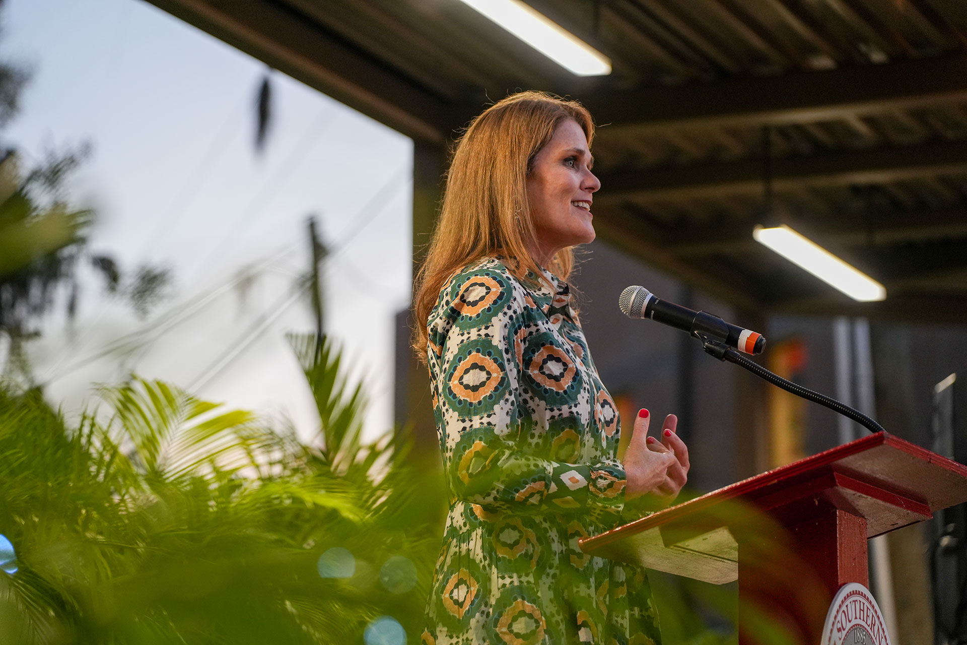 julia roberts speaking at podium